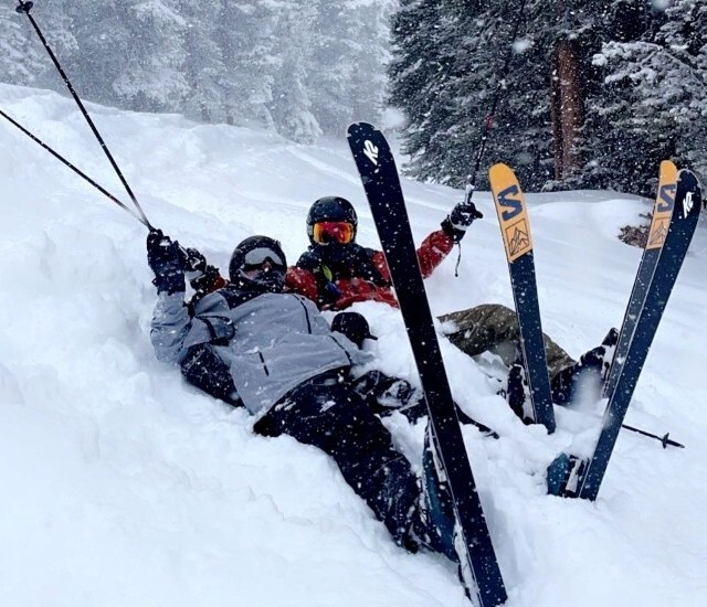 Oliver and her husband parker at a wedding in Hawaiin