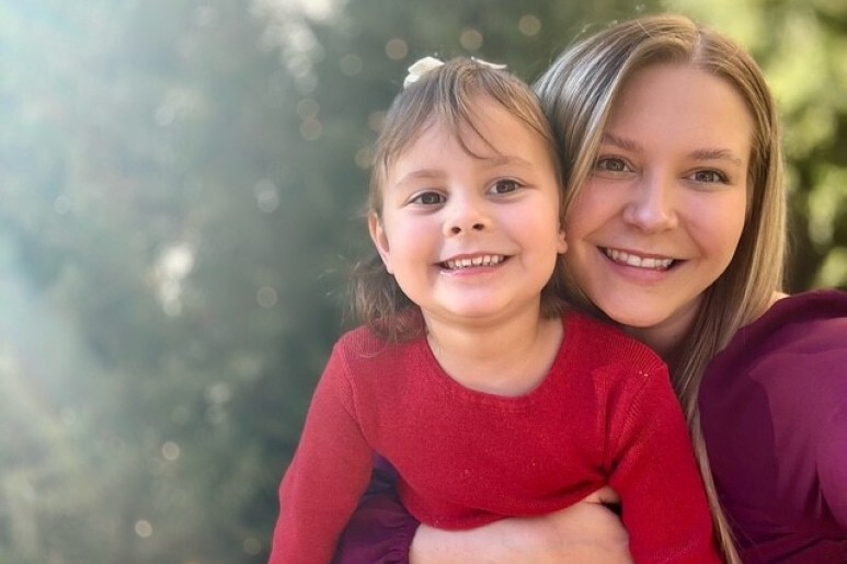 Taylor and her daughter Peyton outside
